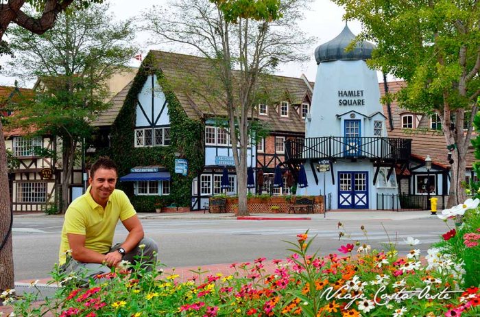 Delfi Sánchez en Hamlet Square de Solvang California - Qué ver en el Big Sur
