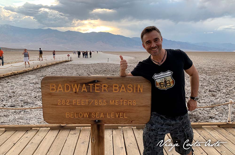 Delfi Sánchez en Badwater Basin - Dónde dormir en el Valle de la Muerte