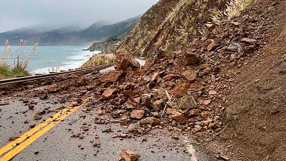 Desprendimiento de rocas en el Big Sur California