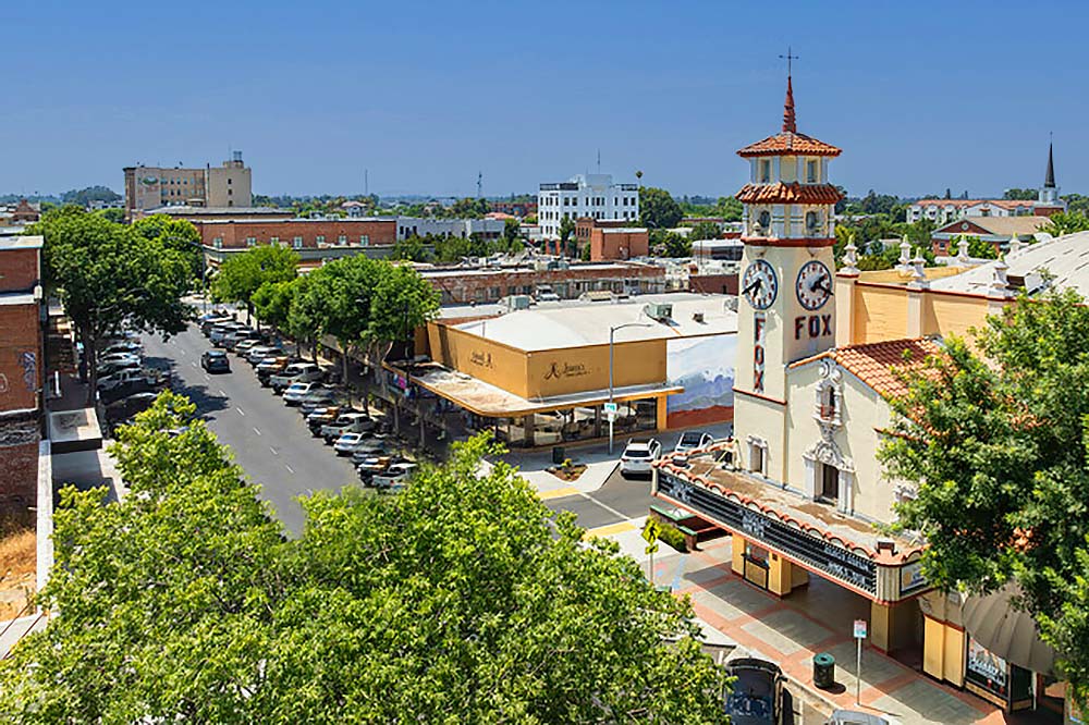 Vista aérea del Downtown de Visalia con Fox Theatre en primer plano
