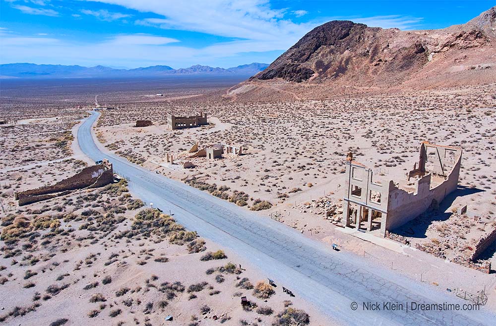 Ver un pueblo fantasma en el Oeste americano Rhyolite Ghost Town