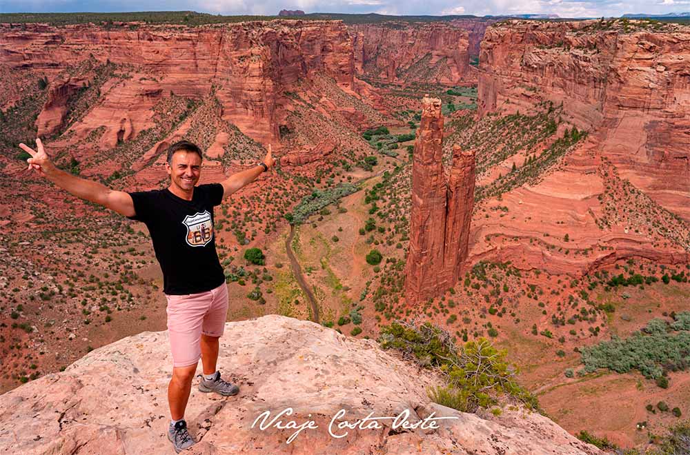 Delfi Sánchez en Spider Rock Overlook Visitar Canyon de Chelly