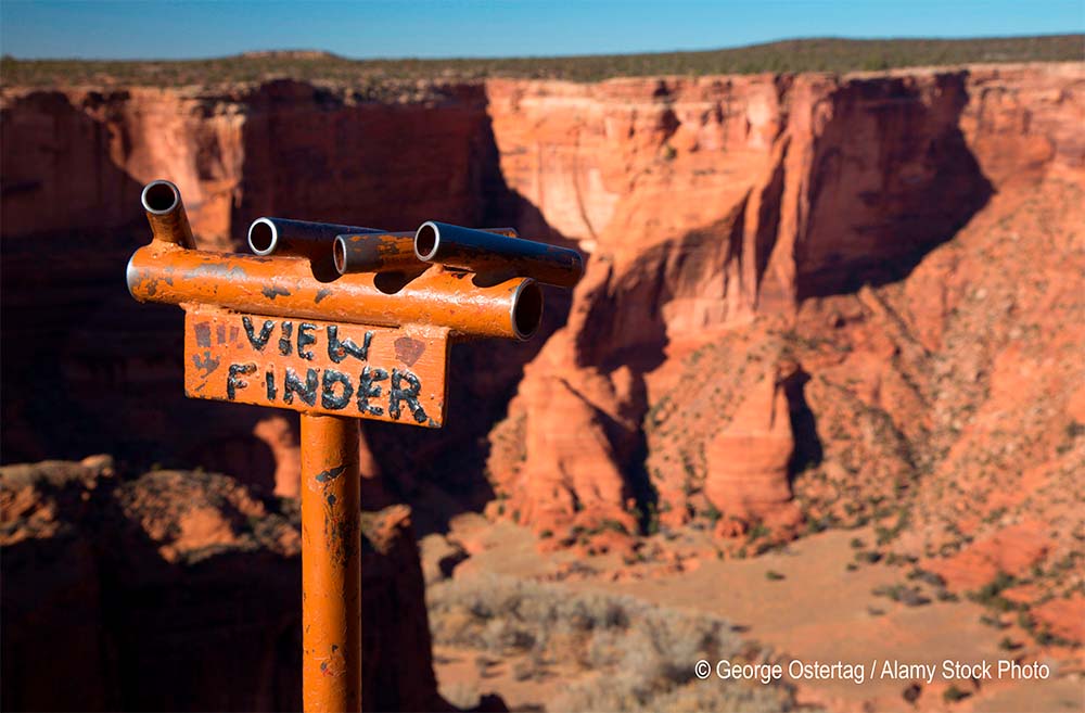 Face Rock Overlook con anteojos rudimentarios para localizar las ruinas que visitar en Canyon de Chelly