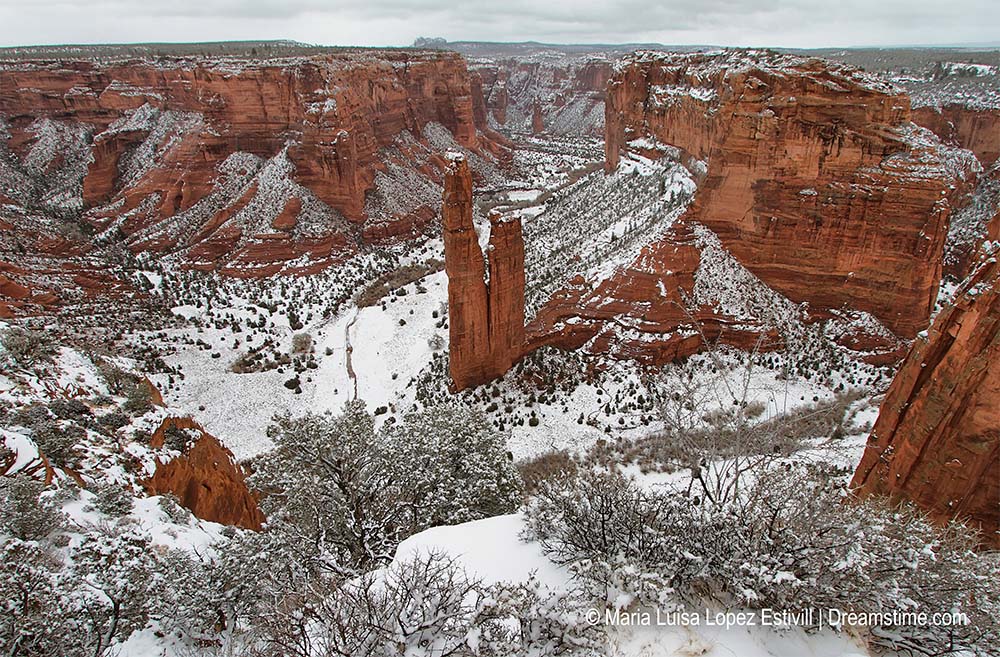 Spider Rock en el Cañón de Chelly nevado en invierno