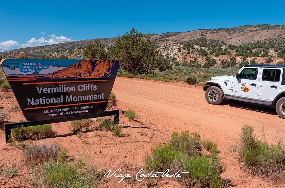 Jeep de Viaje Costa Oeste en Vermilion Cliffs camino de The Wave en House Rock Valley Road